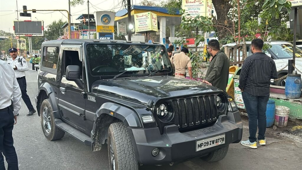 यातायात पुलिस के अभियान में फूल-चॉकलेट और सख्ती एक साथ