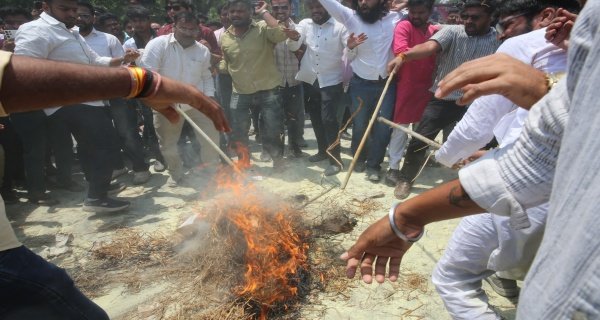 सोनिया-राहुल पर ईडी की कार्रवाई के समर्थन में उतरा भाजयुमो किया पुतला दहन