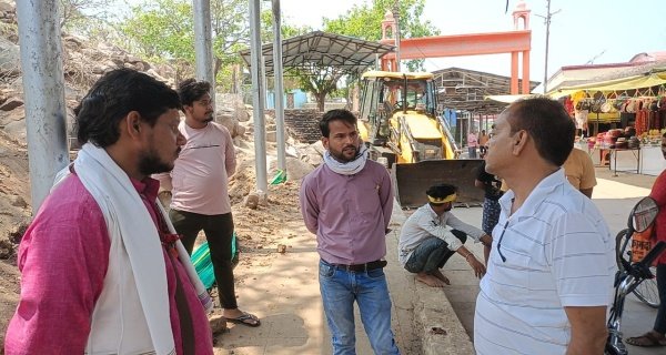 चित्रकूट में परिक्रमा की शिला तोड़ने का विरोध, JCB के सामने आये साधु-संत