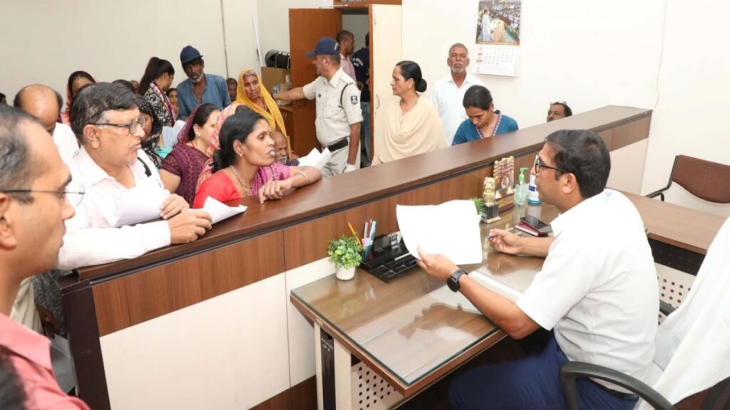 कलेक्टर ने नागरिकों की समस्याओं को सुना और किया निराकरण