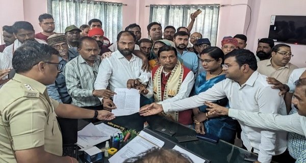 मंदिर से लौट रही महिला से मारपीट