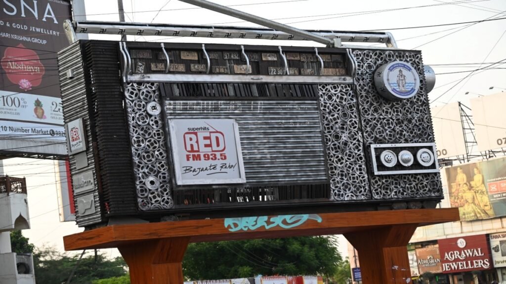 कलाकृतियों के आसपास झाडिय़ाँ और कचरा