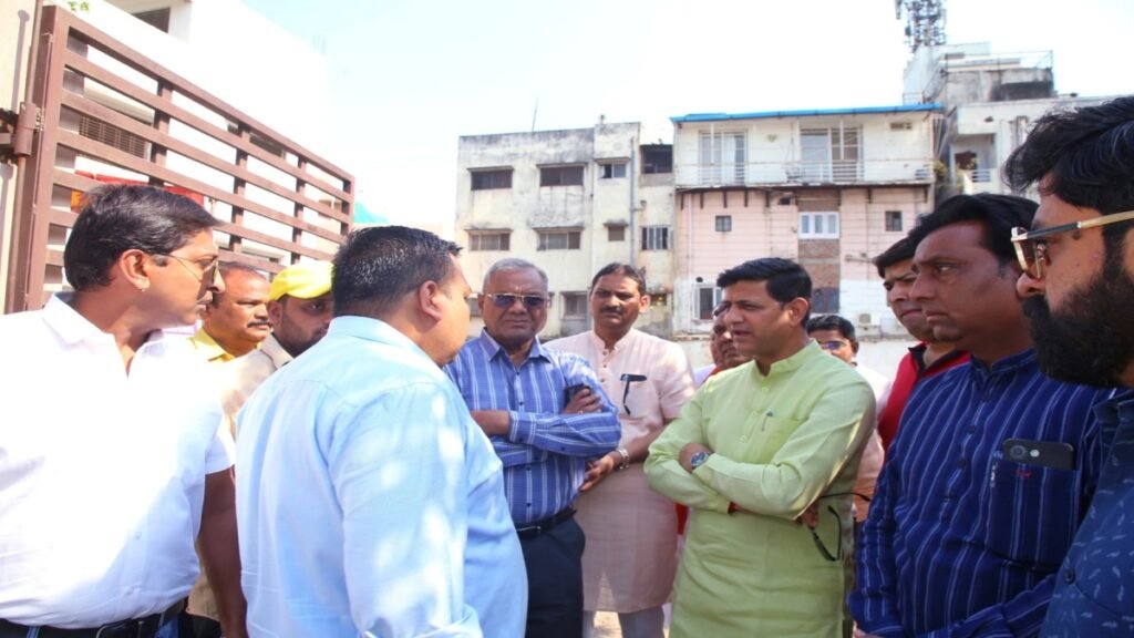 महापौर और विधायक ने किया एक साथ वार्ड 48 का निरीक्षण