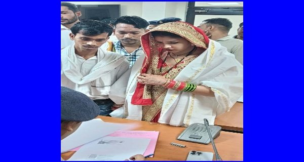 प्रेमी जोड़े ने की शादी, परिवार वाले धमका रहे, एसएसपी से मांगी सुरक्षा