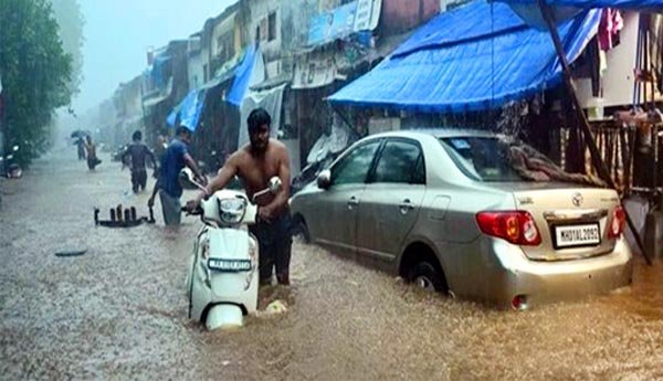 महाराष्ट्र मंत्रीमंडल ने विभिन्न हिस्सों में भारी बारिश के कारण उत्पन्न स्थिति की समीक्षा की