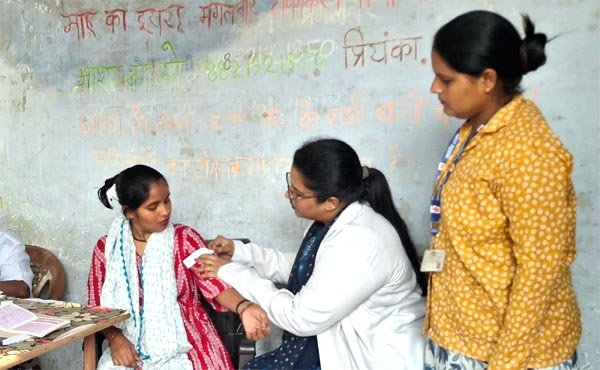 महिला श्रमिकों के स्वास्थ्य शिविर में 83 को हाई बीपी और 52 में डायबिटीज मिली