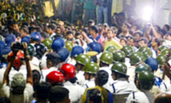 बंगाल में आंदोलनरत बर्खास्त शिक्षकों को तितर-बितर करने के लिए पुलिस ने किया लाठीचार्ज