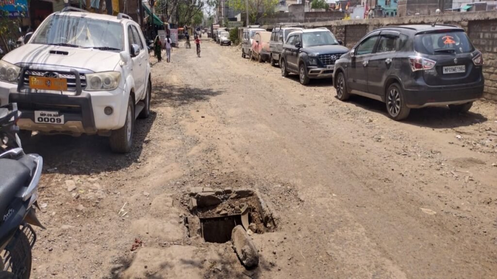 वार्ड 37 के मुख्य मार्ग के चेंबरों पर नहीं है ढक्कन,आए दिन हो रहे हादसे