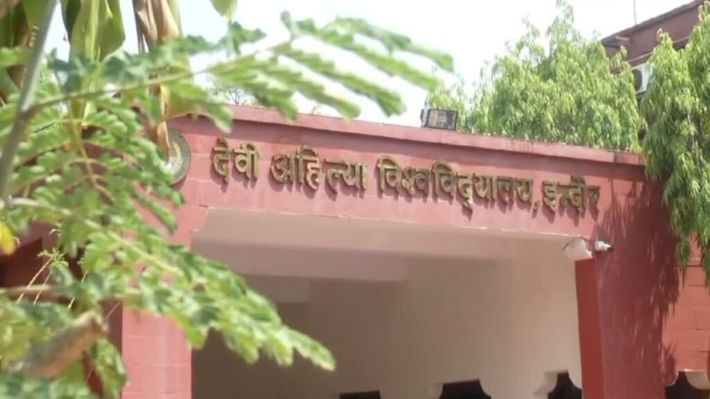 कुलगुरु की गाड़ी रोक कर धमकाने वालों पर FIR