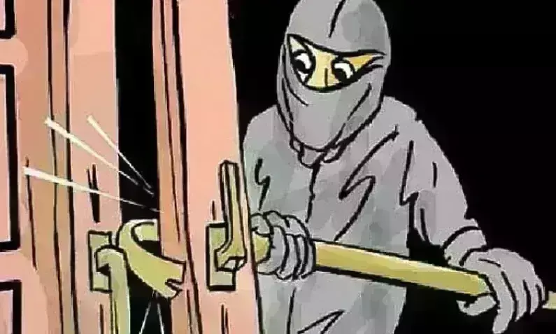 छत में लगी सीट तोड़ चोर ले गए टीव्ही 