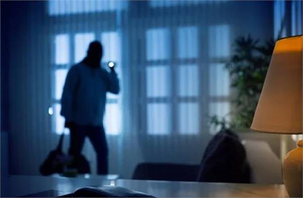 बैंक प्रबंधक के सूने घर में चोरी