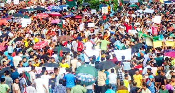 बंगलादेश में आवामी लीग पर पाबंदी लगाने की मांग को लेकर धरना
