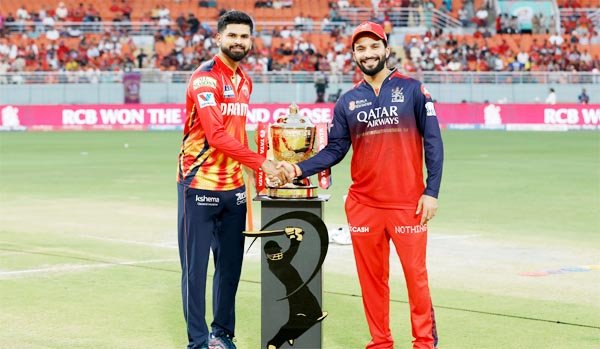 रॉयल चैलेंजर्स बेंगलुरु ने टॉस जीतकर पहले गेंदबाजी करने का किया फैसला