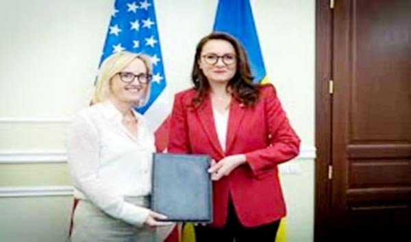 यूक्रेन ने प्राकृतिक संसाधन समझौते को अंतिम रूप देने की जानकारी अमेरिका को दी