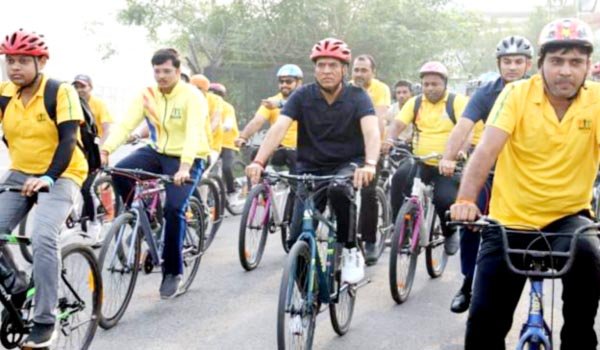 मांडविया ने शिक्षकों के साथ चलाई साइकिल