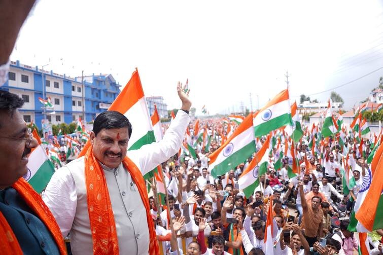 CM की अगुवाई में तिरंगा यात्रा शुरू