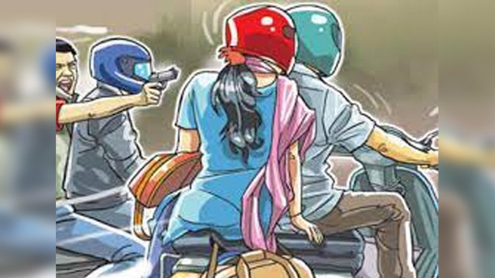 बाइक सवार बदमाश युवक को गोली मारकर पत्नी के जेवर लूटकर ले गए