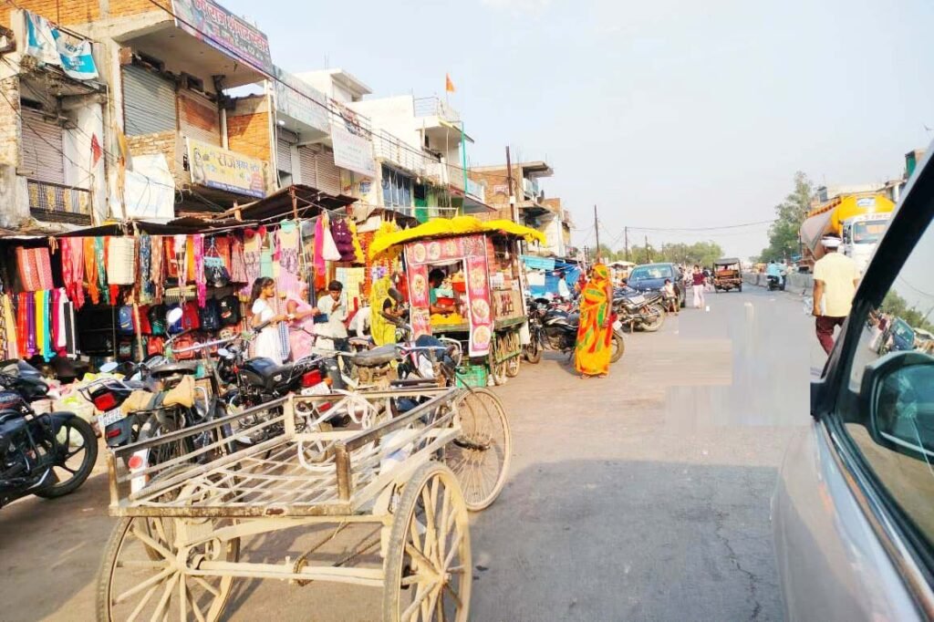 देवसर बाजार का नही हटा अतिक्रमण, सड़क और सिकुड़ी