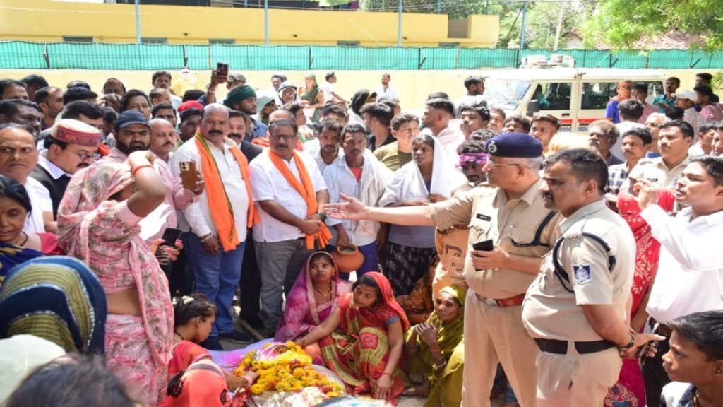 युवक की हत्या, थाने में शव रखकर प्रदर्शन