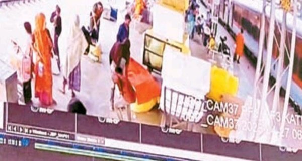 प्लेटफॉर्म से उड़ाए 1 लाख के कपड़े,CCTV में कैद हुईं महिलाएं
