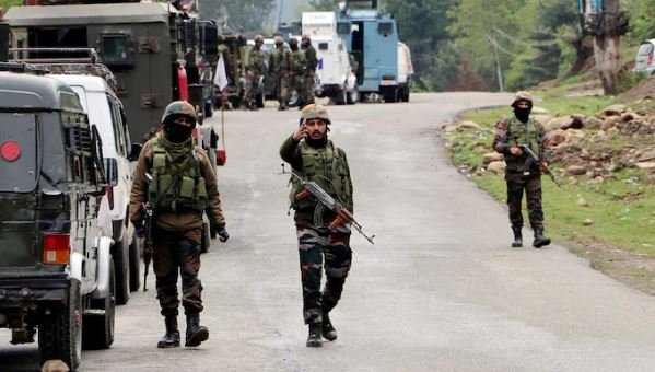 पाकिस्तान में आतंकवादियों के साथ मुठभेड में तीन पुलिसकर्मी मारे गए