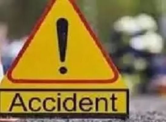 मोटरसायकल के ट्रक से टकरा जाने से जीजा-साले की मौत