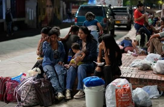 कोलंबिया में विद्रोही समूहों की लड़ाई में अब तक 6,000 लोग अपने घरों से पलायन के लिए मजबूर