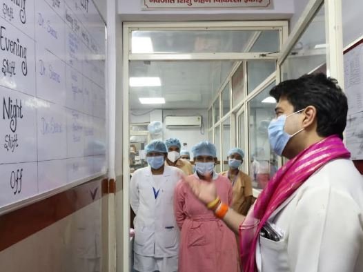 ज्योतिरादित्य ने जिला चिकित्सालय का किया निरीक्षण