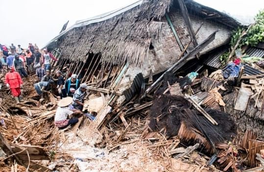 इंडोनेशिया में बाढ़ और भूस्खलन से छह लोगों की मौत, 14 घायल