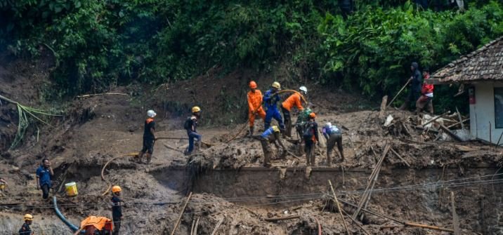 जावा में भूस्खलन से ढहे घरों में छह लोग दबे