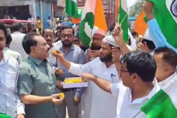 दिल्ली में व्यापारियों ने निकाला तिरंगा जुलूस, पाकिस्तान के खिलाफ नारेबाजी की