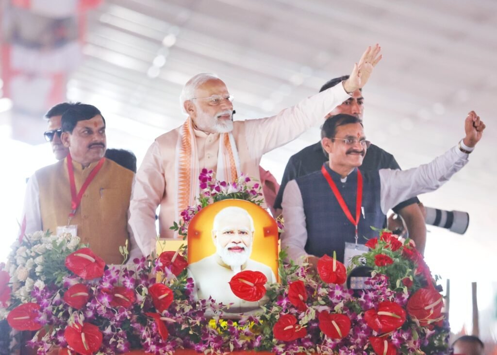 पीएम मोदी ने रथ से किया नारी शक्ति को नमन