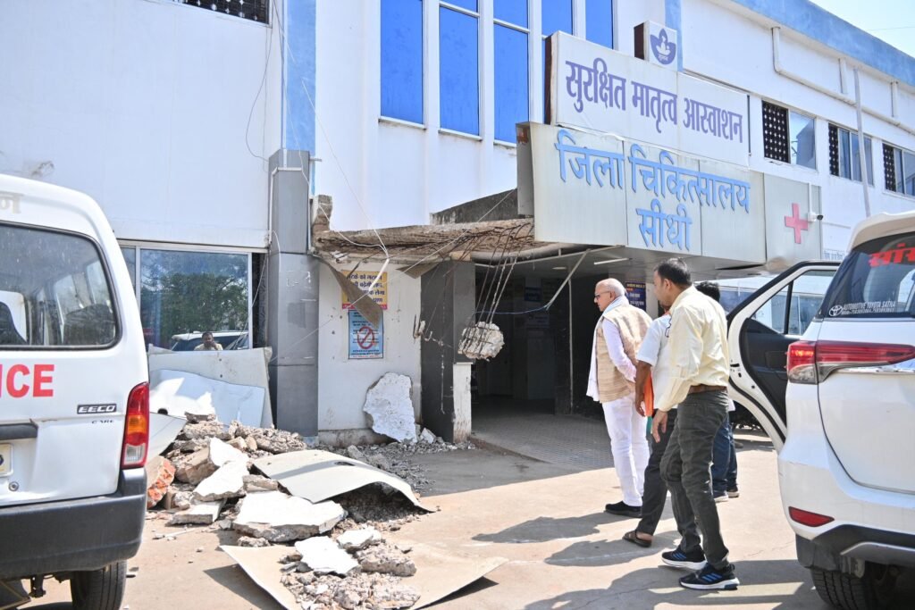 अस्पताल का छज्जा और भवन के जर्जर भाग को ठीक करो