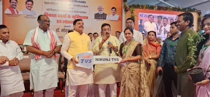 सीएम बरसे: छेड़ोगे तो छोड़ेंगे नहीं, मंत्री शाह ने अपने पैसों से बुजुर्गों को बांटी टॉर्च लगी छड़ी