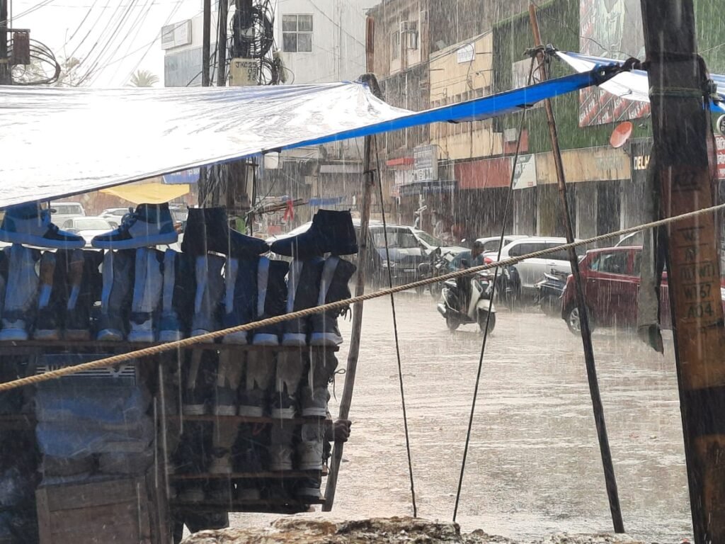 पारा 40 डिग्री पार: दिनभर तपी, शाम ढलते ही मौसम ने करवट बदली और आंधी चलने के बाद बदरा बरस पड़े