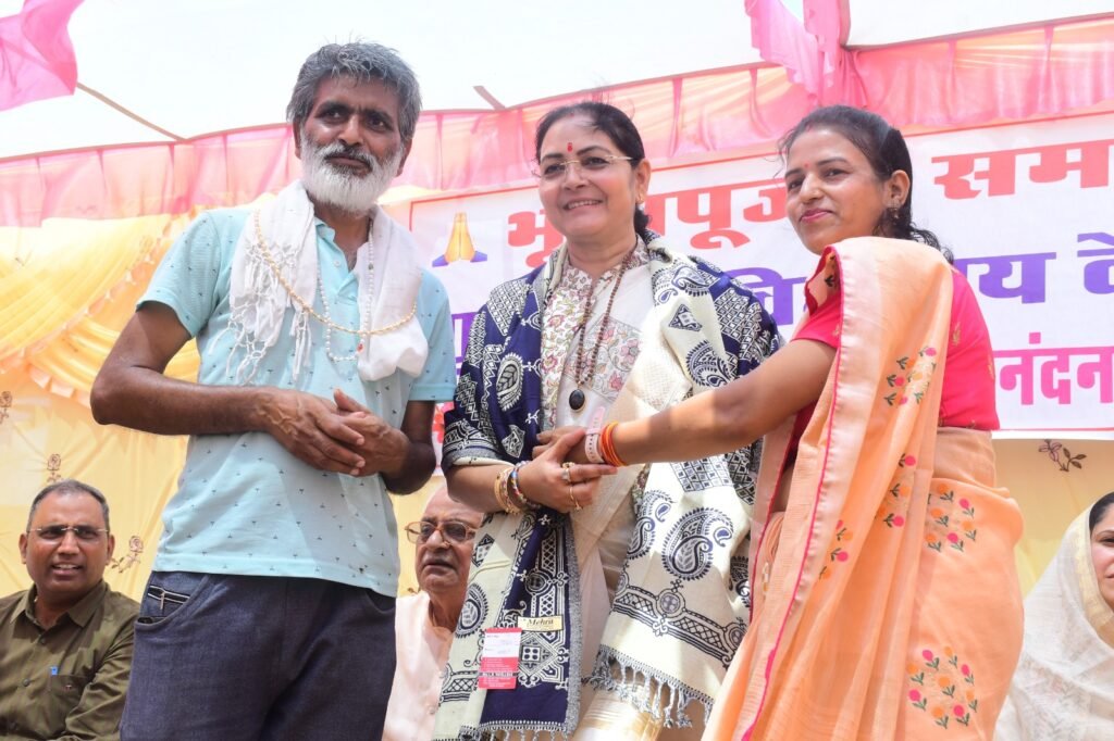 दिव्यांग और वृद्धजनों को बांटे गए उपकरण