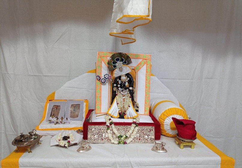 ठाकुर जी को गर्मी से बचाने शुरू हुआ शीतल श्रृंगार और भोग