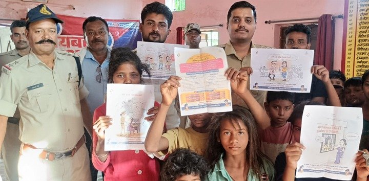 चुरहट पुलिस ने ग्राम चंदौनिया में लगाई जन चौपाल 