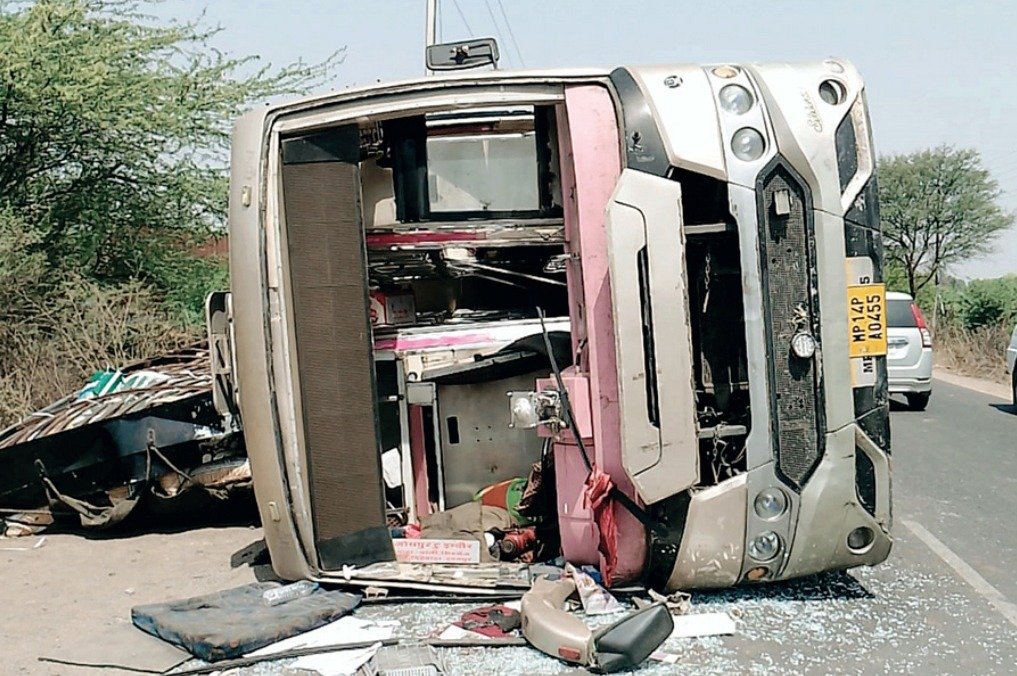 यात्रियों से भरी बस पलटी, 6 घायल