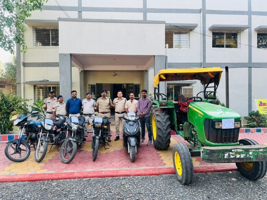 मोटर सायकल चोरों ने ट्रैक्टर चुराया, पुलिस ने पांच को धर दबोचा