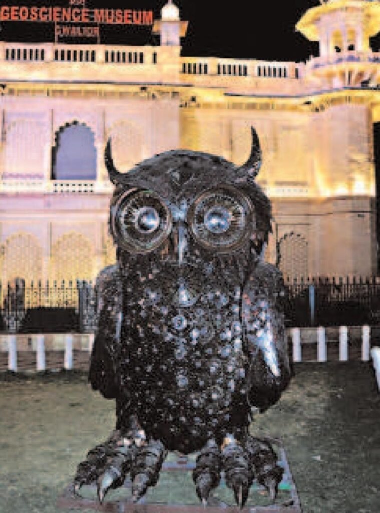 कबाड़ के सामान से बनाई उल्लू की आकर्षक कलाकृति