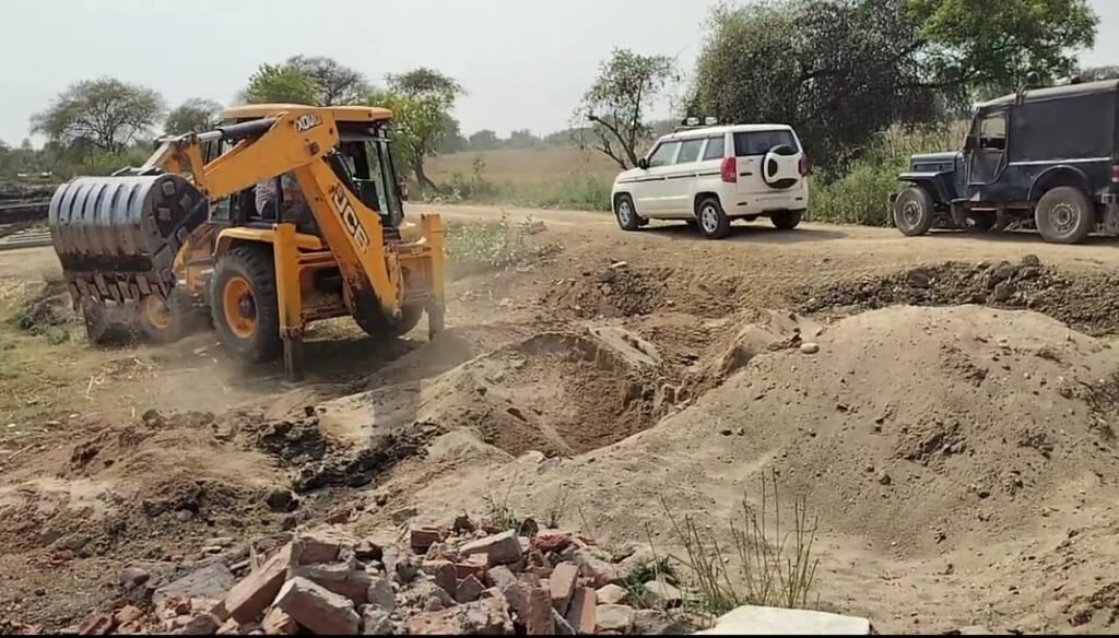 मुरैना में 90 ट्रॉली अवैध चम्बल रेत को किया नष्ट