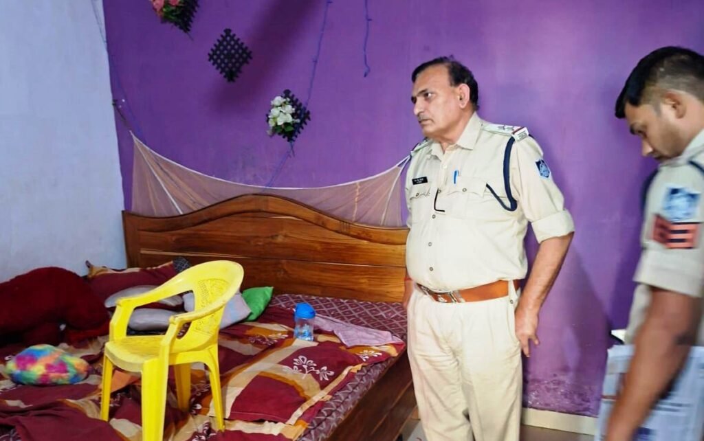 गले में साड़ी बांधकर पंखे पर झुली महिला,मौत