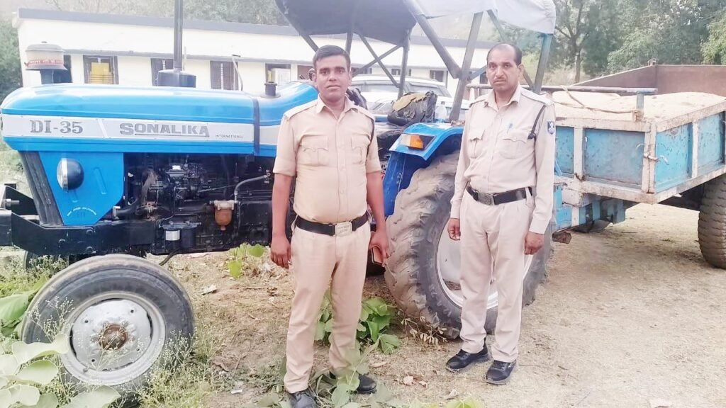 खम्हरिया कला के महान नदी से रेत चोरी करते ट्रैक्टर जप्त