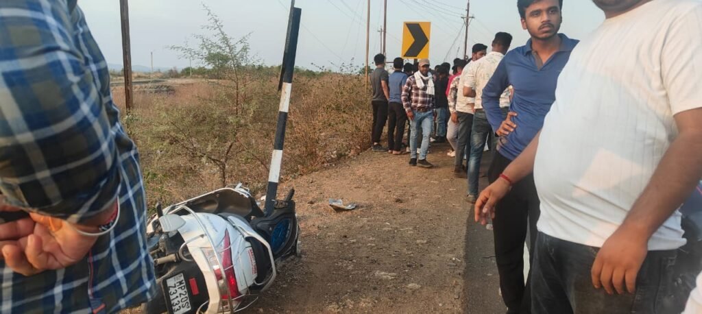 खम्बे से टकराई एक्टिवा, चालक घायल