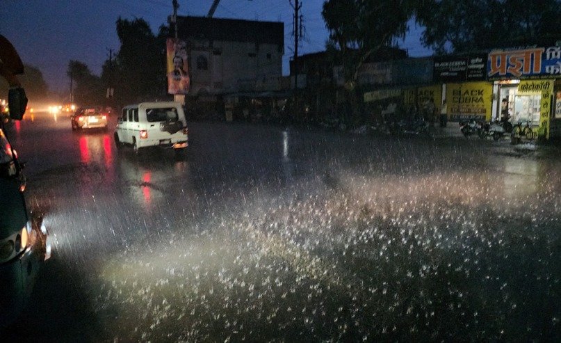 तेज हवा और गरज-चमक के साथ जोरदार बारिश