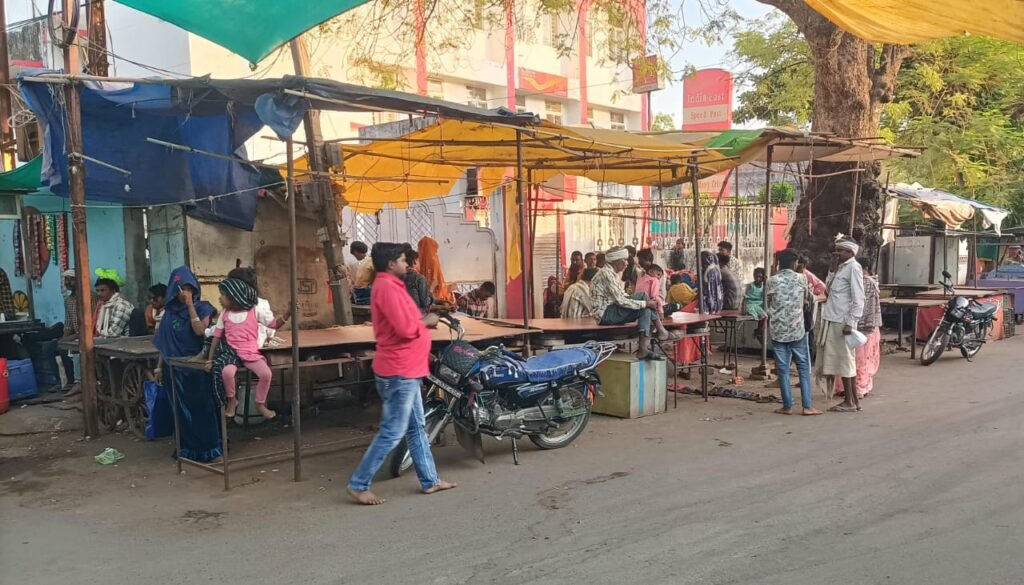 आधार कार्ड बनाने व सुधारने के लिए परेशान हो रहे ग्रामीण