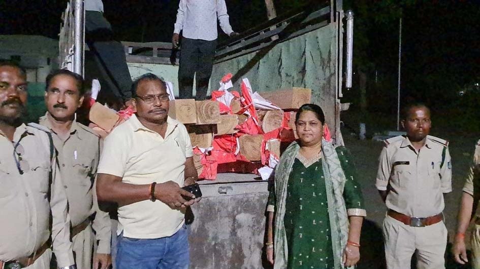 अवैध सागौन सहित दो आरोपी गिरफ्तार 