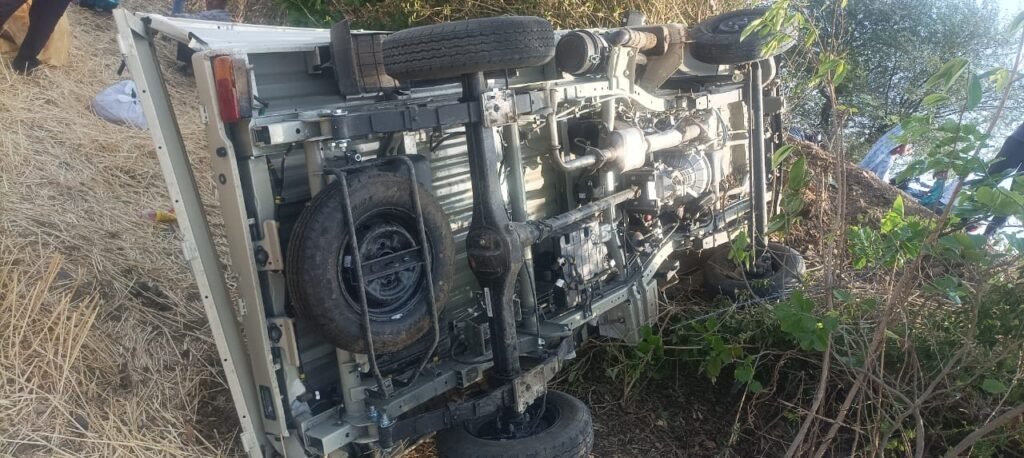 सवारियों को भरकर ले जा रहा मालवाहक बख़रा पलटा, एक दर्जन 