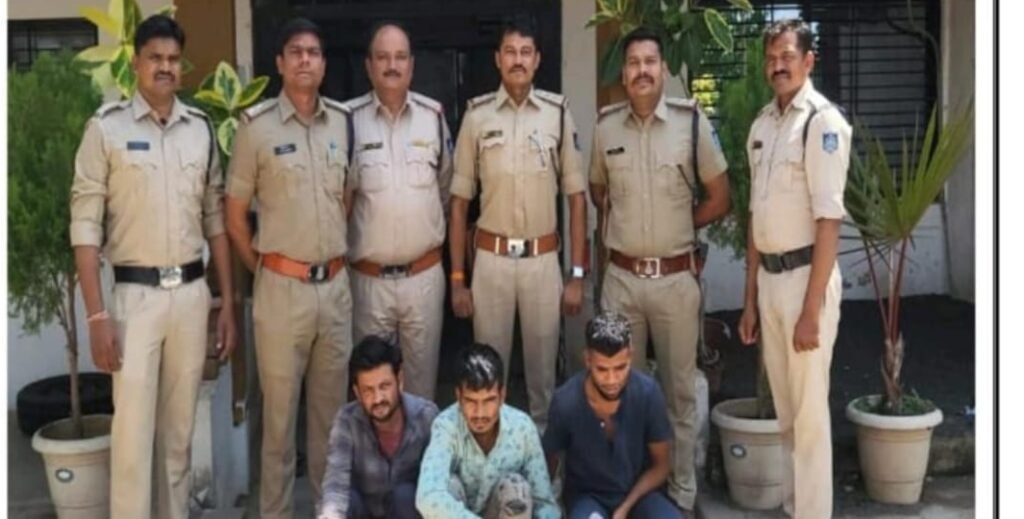 लूट डकैती राहजनी के तीन आरोपियों को गंधवानी पुलिस ने पकड़ा